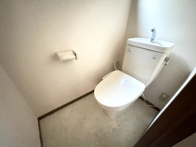 トイレ　※同タイプ・別室の写真になります。