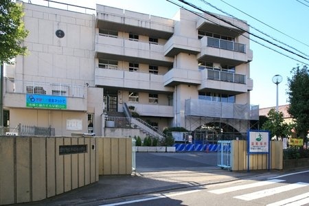 小学校　三郷市立早稲田小学校（小学校）まで724m
