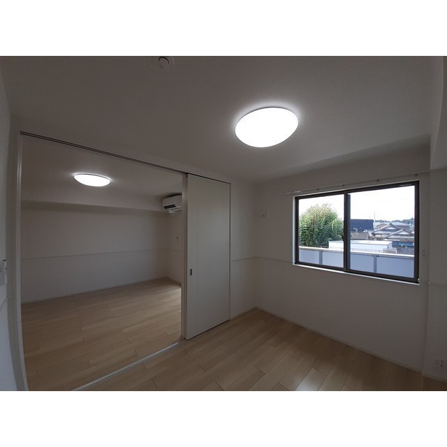 その他部屋・スペース　広さを感じる高い天井の室内