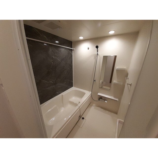 バス・シャワールーム　半身浴もゆっくり楽しめる広々浴室