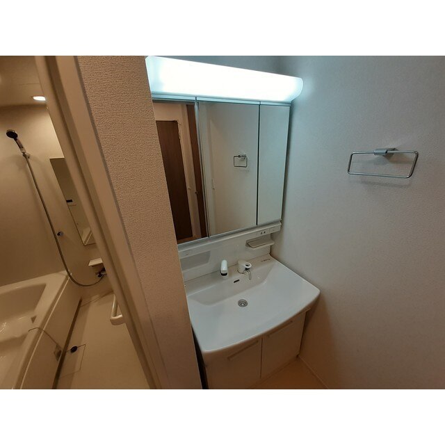 洗面設備　収納力と機能性に優れたお手入れラクラク洗