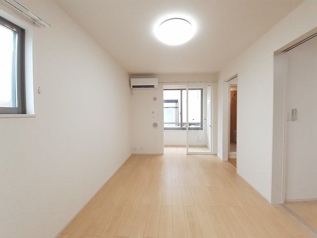 居室・リビング　こちらの居間で趣味の時間をお楽しみください