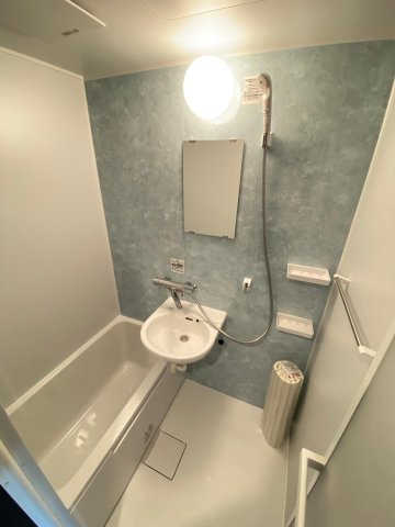 バス・シャワールーム　LIXILの1014のおしゃれな浴室です