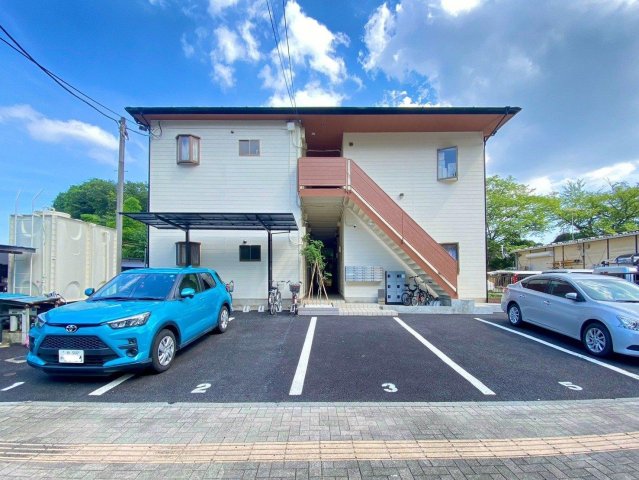 建物外観　木目調の軒下がポイントの外観です。住環境は静かです。