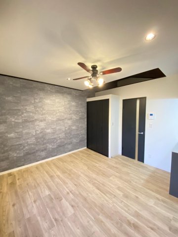 居室・リビング　石目調のアクセントクロスとシーリングファン（標準仕様）です