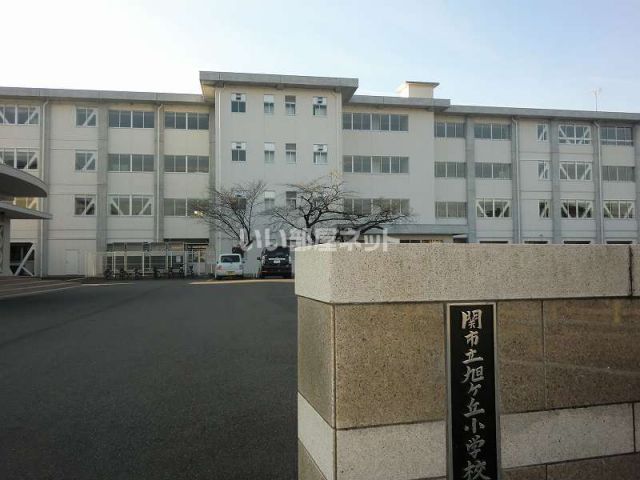 小学校　旭ヶ丘小学校（小学校）まで92m