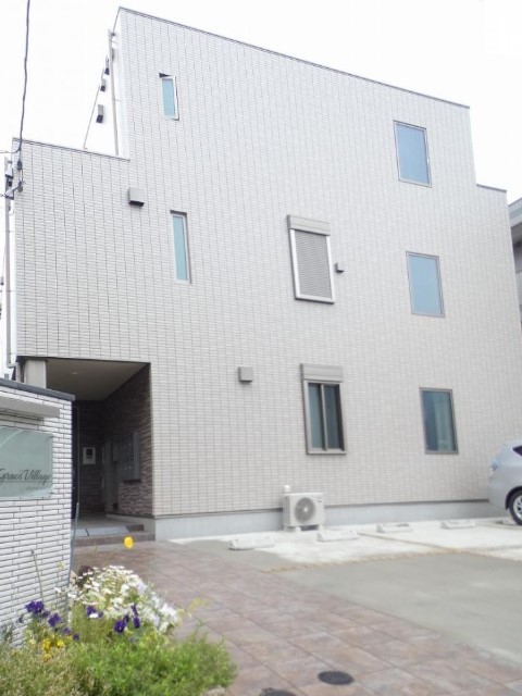 建物外観　３階建ての賃貸マンション