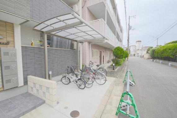 駐車場　敷地内にある駐輪場。雨の日にはうれしい屋根つきです。