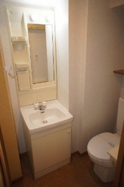 洗面設備　同物件別部屋のお写真です。現況優先です。