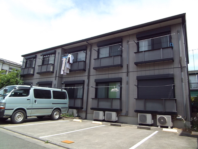 建物外観　駐車場もある2階建ての建物です★