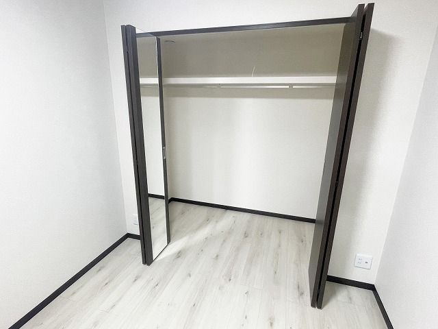 収納　※同建物の別のお部屋の写真です。
