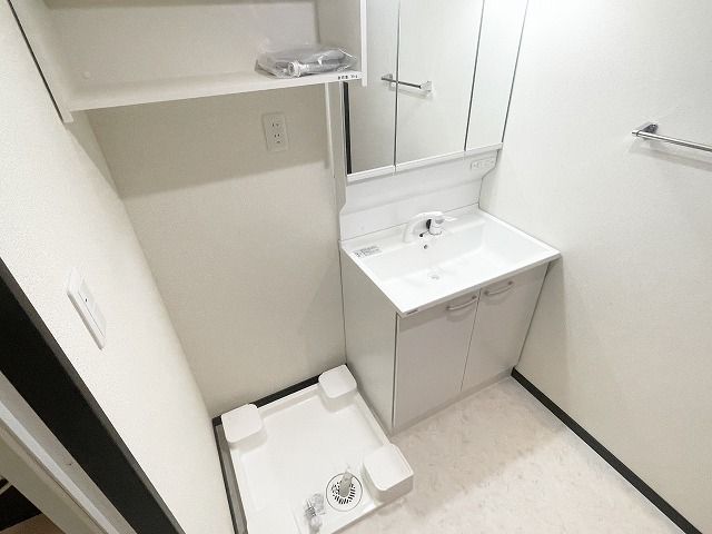 洗面設備　※同建物の別のお部屋の写真です。