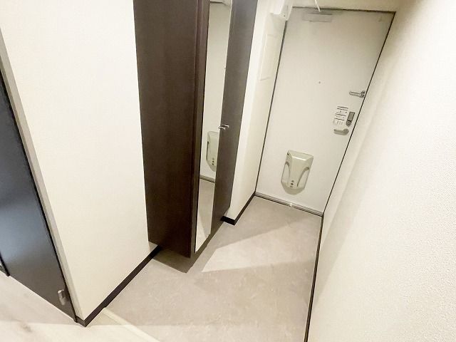 玄関　※同建物の別のお部屋の写真です。