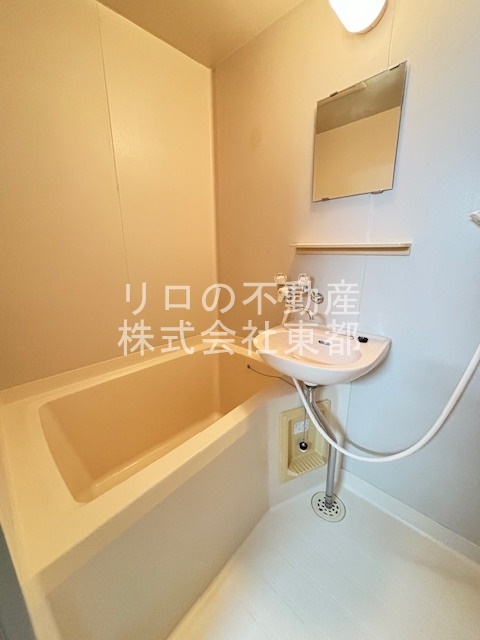 バス・シャワールーム　洗面ボールと一体型のバスルームです♪