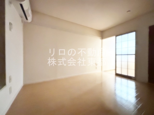 居室・リビング　室内は落ち着いた温もりを感じるフローリングです☆