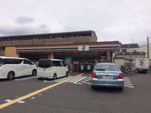 コンビニ　セブンイレブン守口梶町４丁目店（コンビニ）まで297m