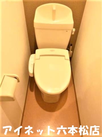 トイレ　温水洗浄便座付きです
