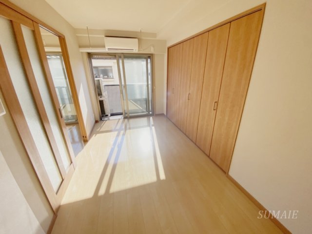 その他部屋・スペース　開放的な寝室です