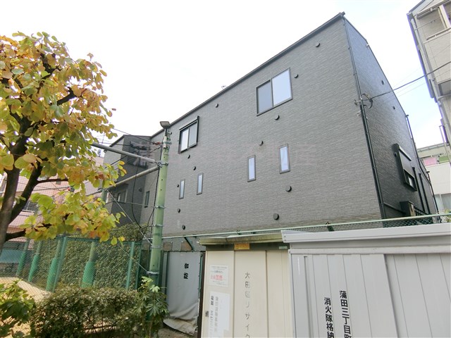 建物外観　2022年8月築　木造地上3階建て総戸数9戸オートロック宅配