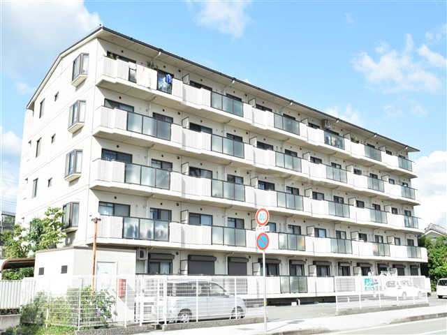 建物外観　駅すぐなので、新幹線のホームから見えています♪