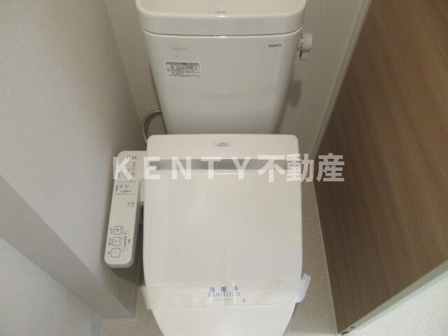 トイレ　落ち着いた色調のトイレです