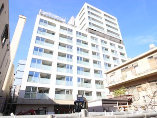 建物外観　高級感ある白亜の外観でございます