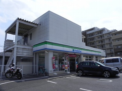 コンビニ　ファミリーマート（コンビニ）まで350m
