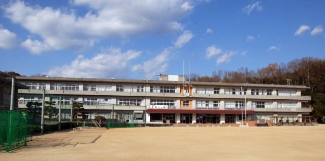 中学校　赤穂市立赤穂西中学校（中学校）まで1284m