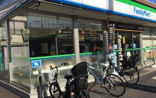 コンビニ　ファミリーマート南千住五丁目店（コンビニ）まで288m