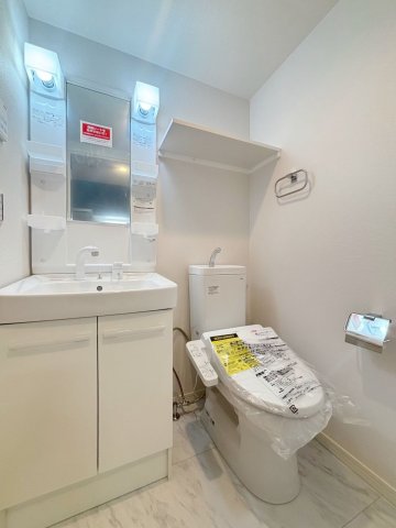 洗面設備　独立洗面台、小物を置くことができて便利です