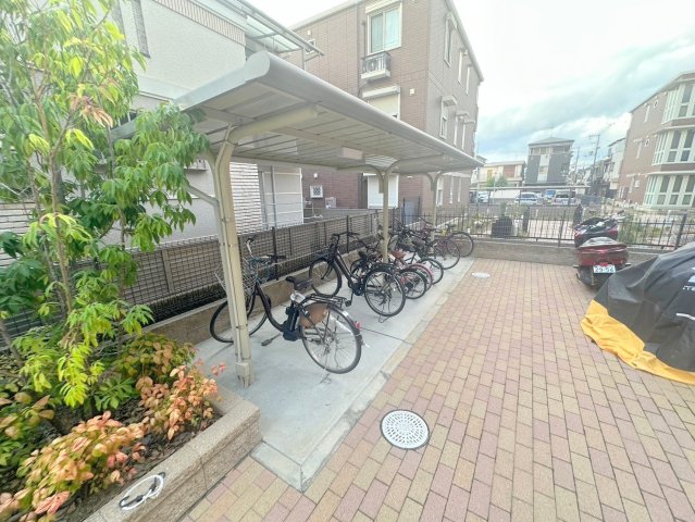 駐車場　敷地内には入居者専用の駐輪スペースもあります。