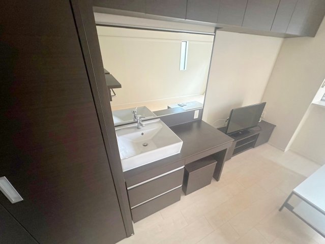 洗面設備　忙しい朝でもあなたを手助けしてくれる洗面台です。