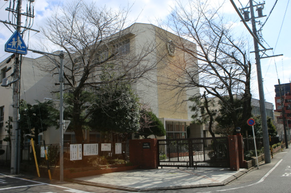 小学校　名古屋市立八熊小学校（小学校）まで443m