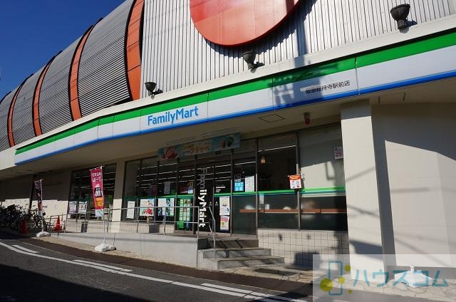 コンビニ　ファミリーマート阪急総持寺駅前店（コンビニ）まで215m
