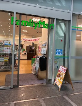 コンビニ　ファミリーマート品川グランパサージュ店（コンビニ）まで189m