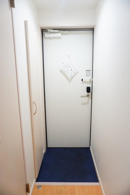 玄関　※別号室の写真です。