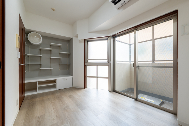 居室・リビング　★約6.5帖の居室部分。窓が大きく開放感のあるお部屋です