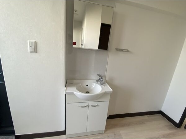 洗面設備　※写真は同じマンションの違う部屋のものになります。