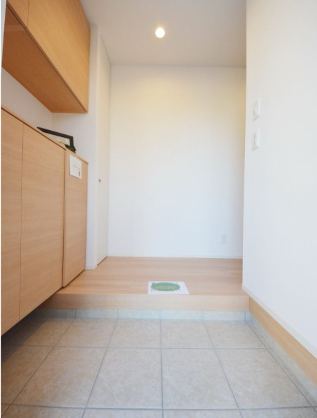 玄関　戸建ての玄関は広々して収納もたっぷりあります。