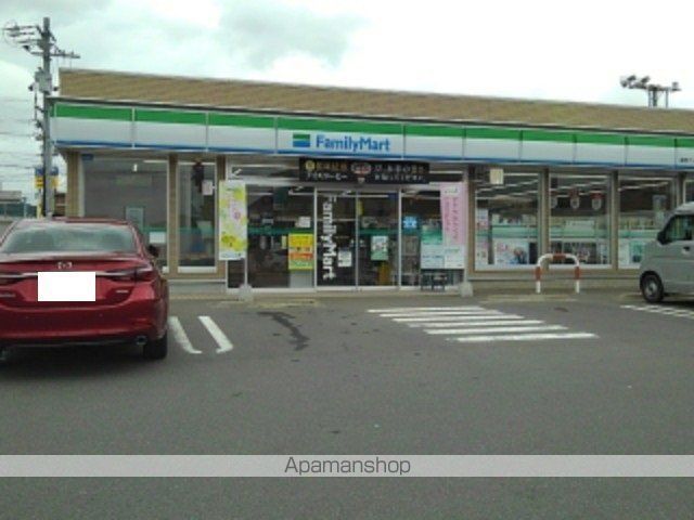 コンビニ　ファミリーマート（コンビニ）まで300m