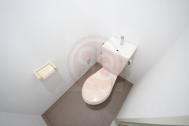 トイレ　落ち着いた色調のトイレです