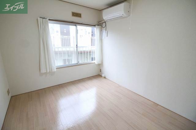 居室・リビング　同物件別部屋の写真です