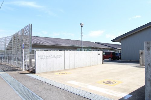 中学校　牛久市立ひたち野うしく中学校（中学校）まで947m