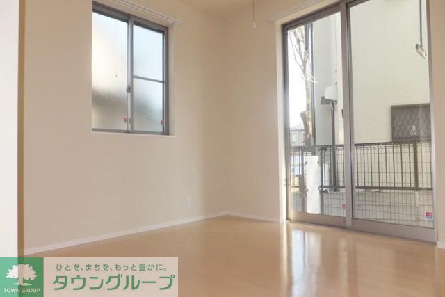 その他部屋・スペース　二面採光で明るい居室。