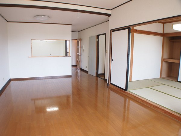 イーストパレスの居間写真