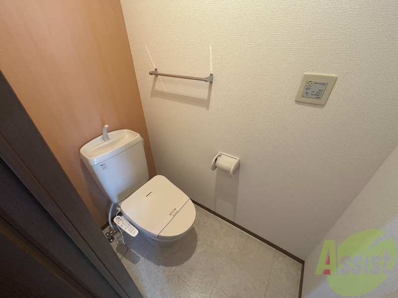 トイレ　温水洗浄便座でウォシュレット機能も付いています。