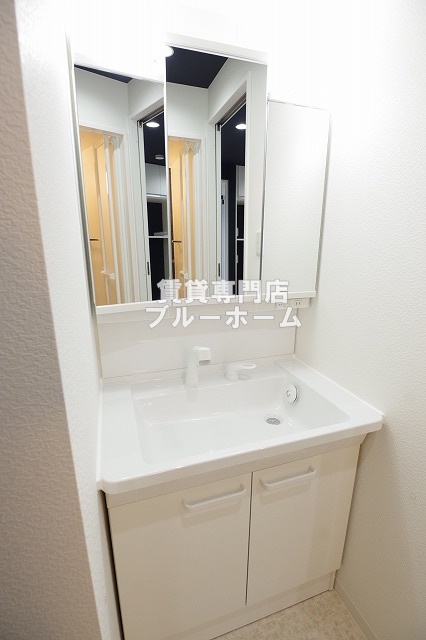 洗面設備　三面鏡のシャンプードレッサーです！