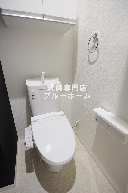 トイレ　収納棚付き！温水洗浄便座付きのトイレです！