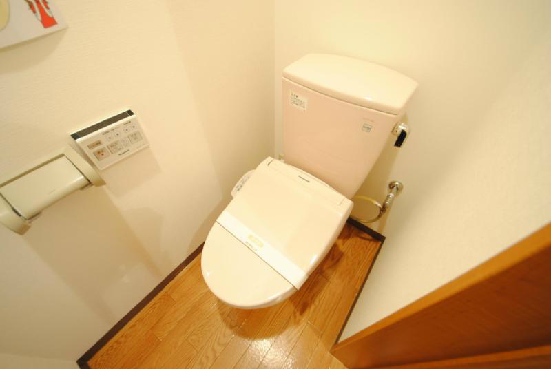 東武伊勢崎線 草加駅 徒歩7分 2階建 築23年のトイレ写真