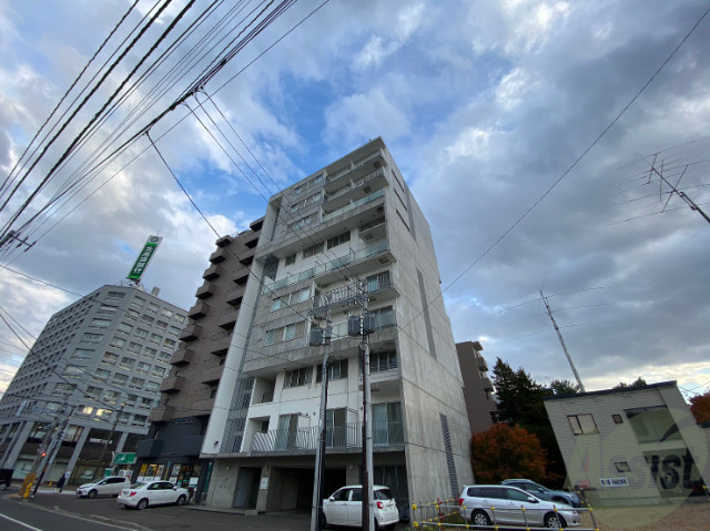 【札幌市中央区南十四条西のマンションの建物外観】